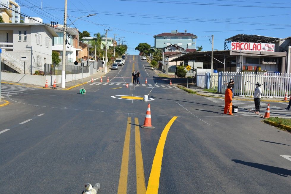 Minirrotatória é implantada na Presidente Vargas em Carlos Barbosa