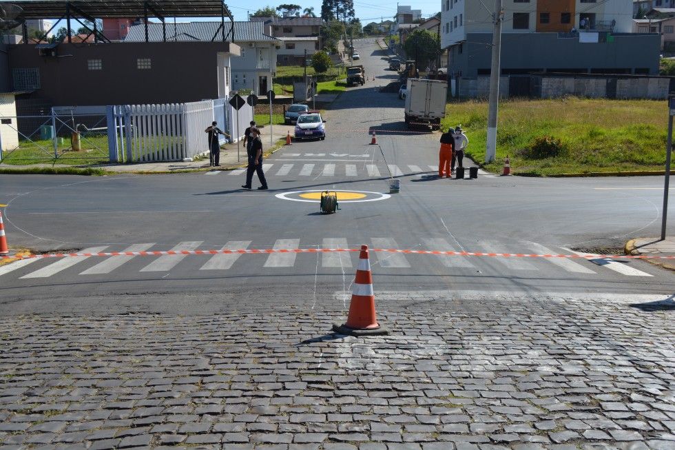 Minirrotatória é implantada na Presidente Vargas em Carlos Barbosa