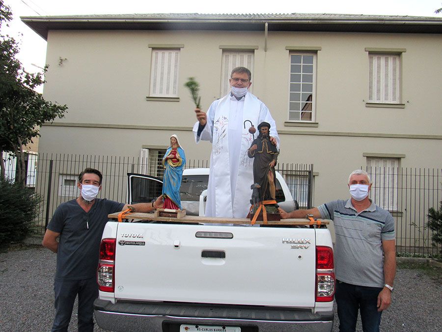 Pároco de Carlos Barbosa percorre as ruas levando a imagem da padroeira