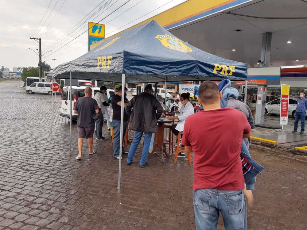 Caminhoneiros são vacinados contra a gripe em Garibaldi