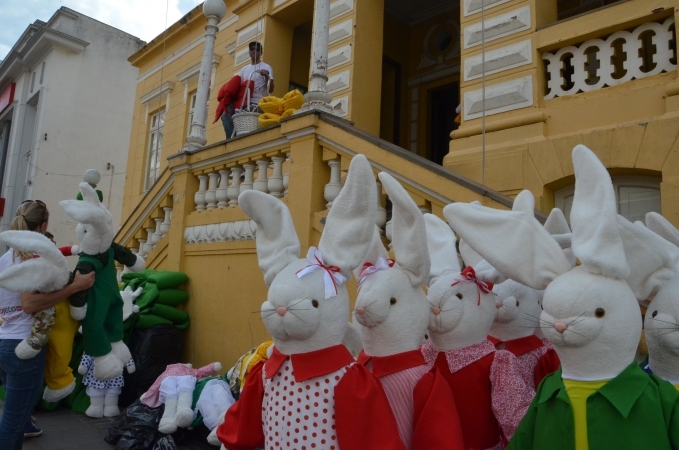 Via Del Vino começa receber decoração de Páscoa