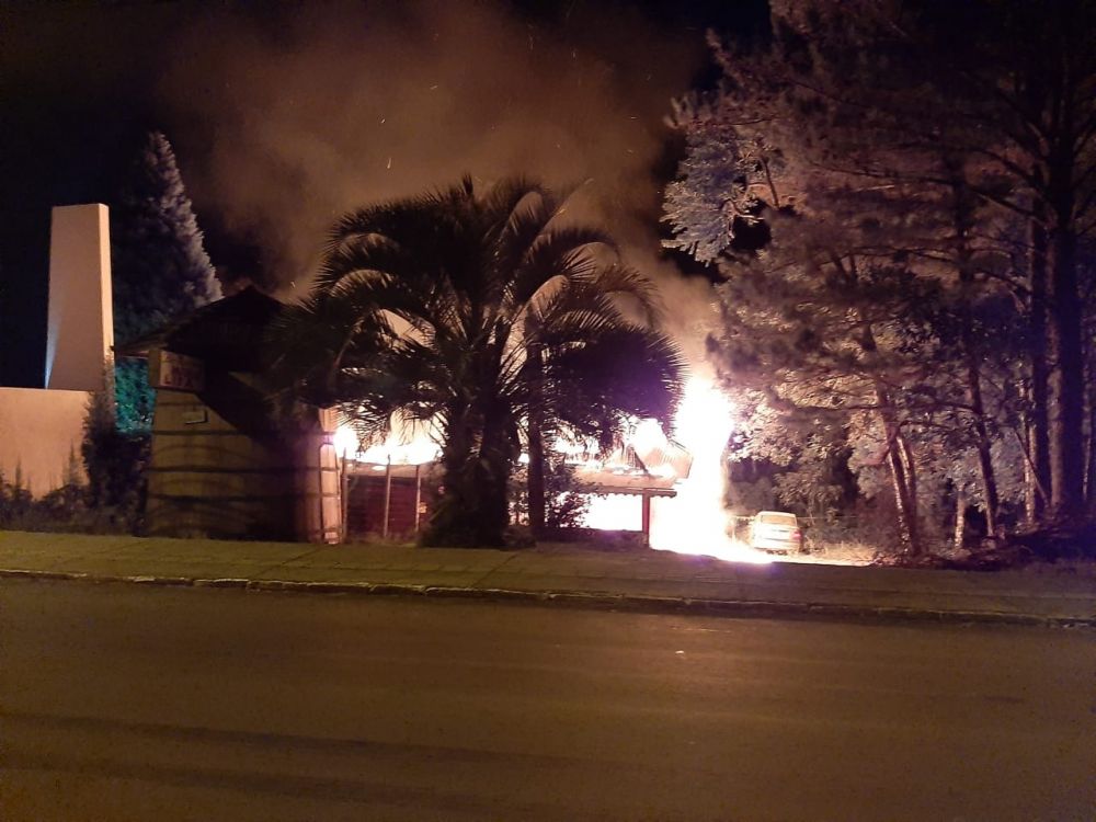 Incêndio destrói imóvel  em Tamandaré