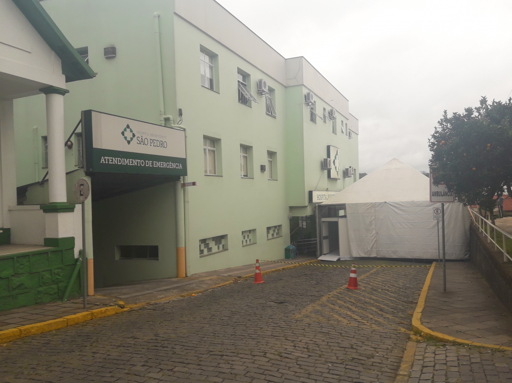 Hospital São Pedro recebe ambulatório de campanha