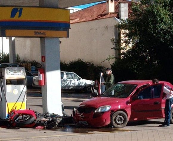 Após acidente, moto vai parar dentro de posto de combustível em Carlos Barbosa