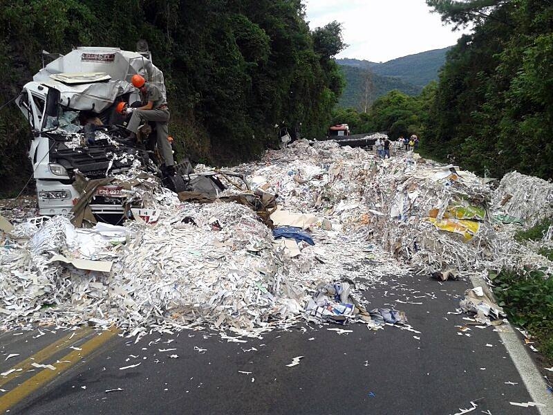 Acidente envolvendo três caminhões deixa um morto em Flores da Cunha