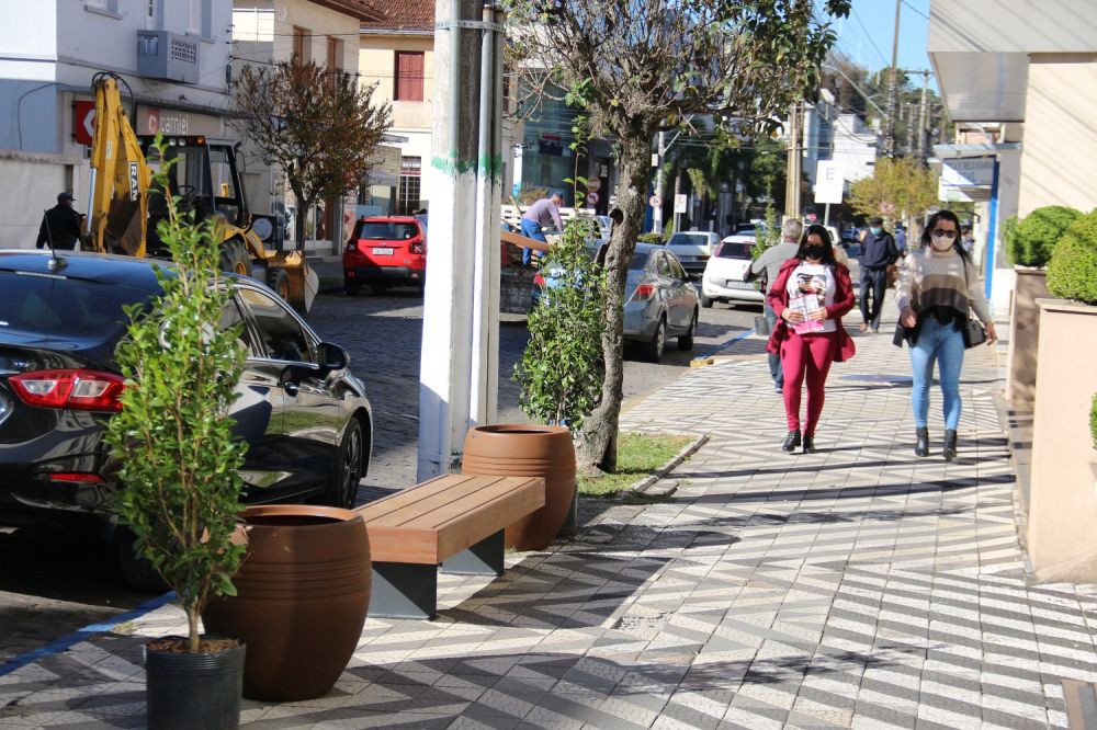 Calçada da Rio Branco passa a contar com bancos em Garibaldi