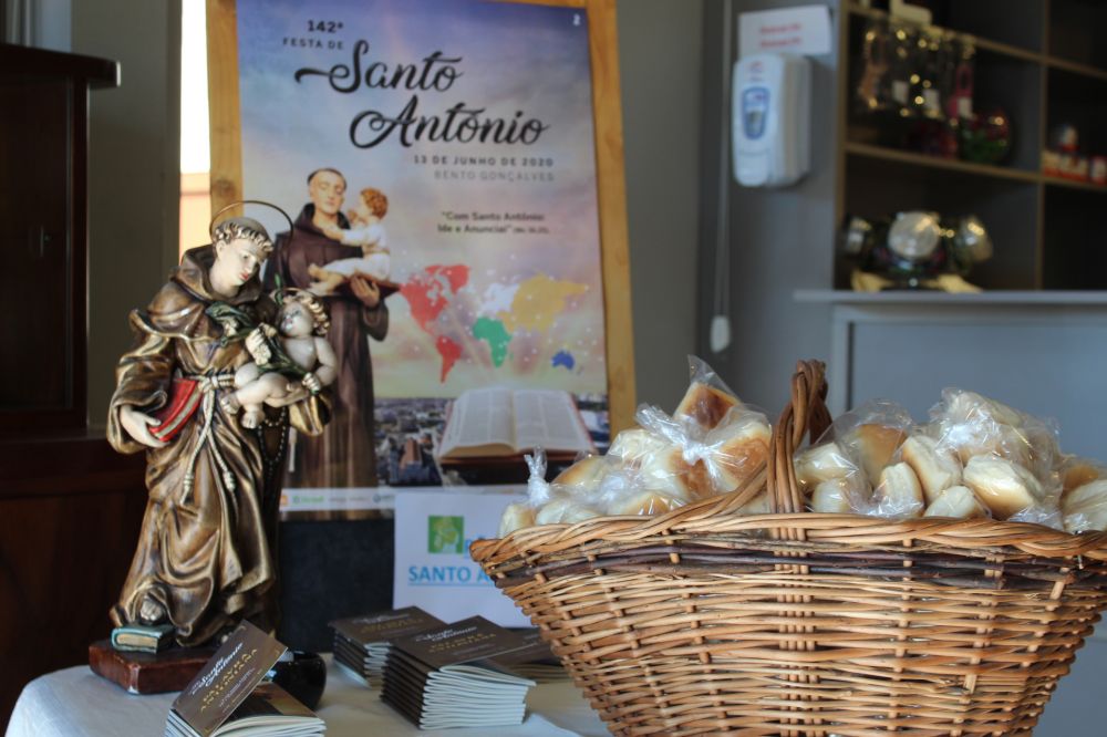 Padarias de Bento se reinventam para entregar os pãezinhos de Santo Antônio