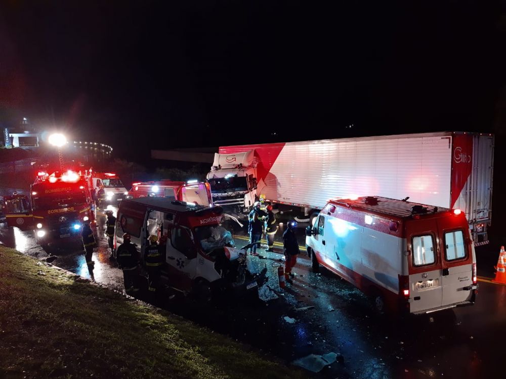 Motorista de ambulância envolvido em acidente na BR-470 segue em estado grave