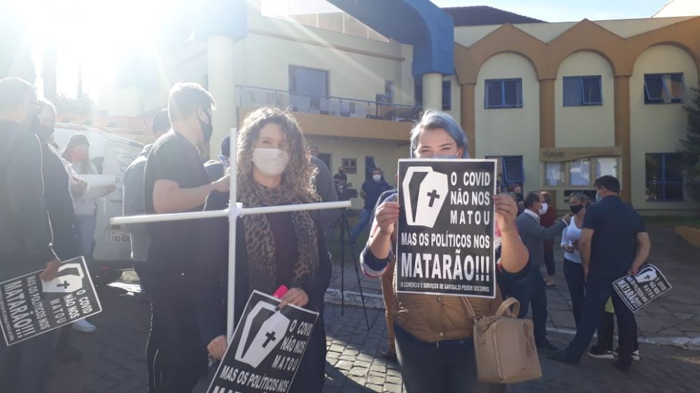Comerciantes protestam em frente à prefeitura de Garibaldi