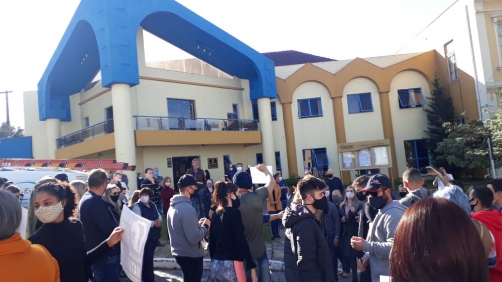 Comerciantes protestam em frente à prefeitura de Garibaldi