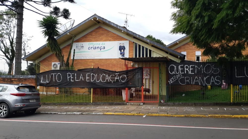 Donos de escolas de educação infantil protestam em Bento