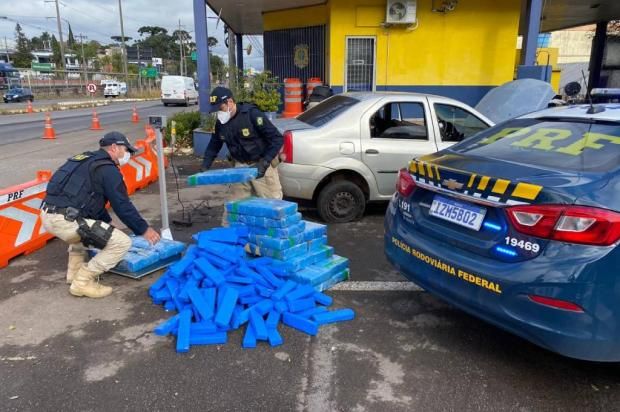 PRF flagra veiculo com 300 quilos de maconha no porta-malas na RS 122