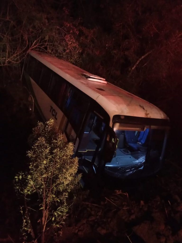 Acidente com ônibus em Bento deixa sete pessoas feridas