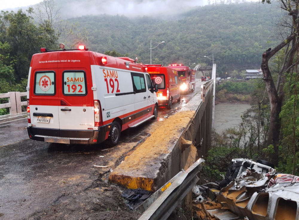 Caminhão tomba na ponte do Rio das Antas