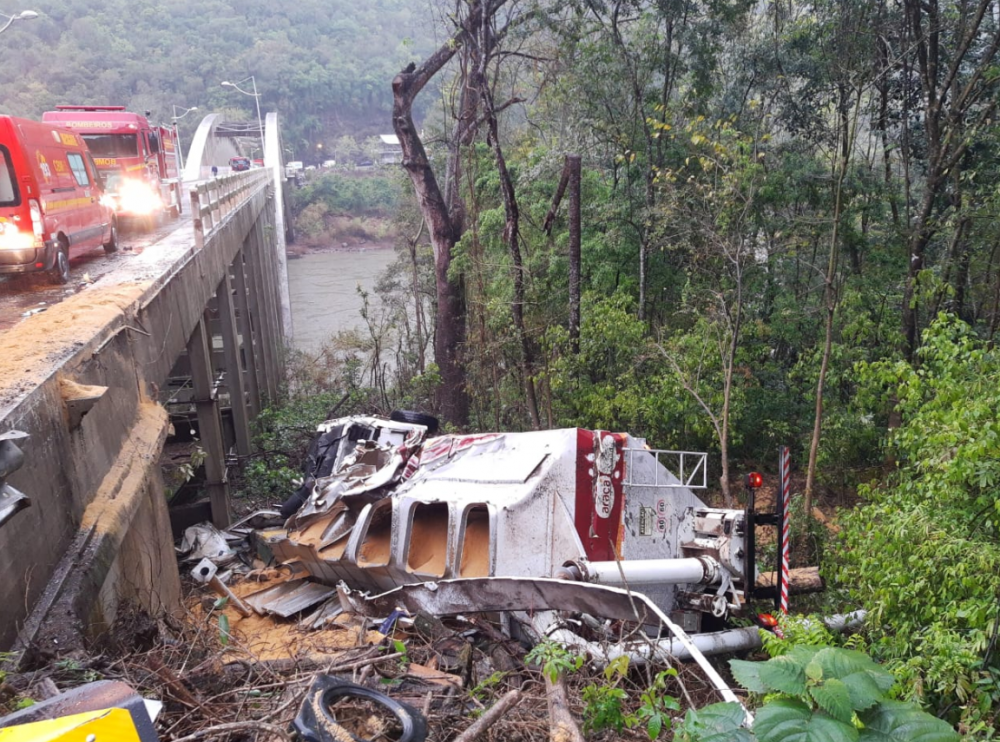 Caminhão tomba na ponte do Rio das Antas