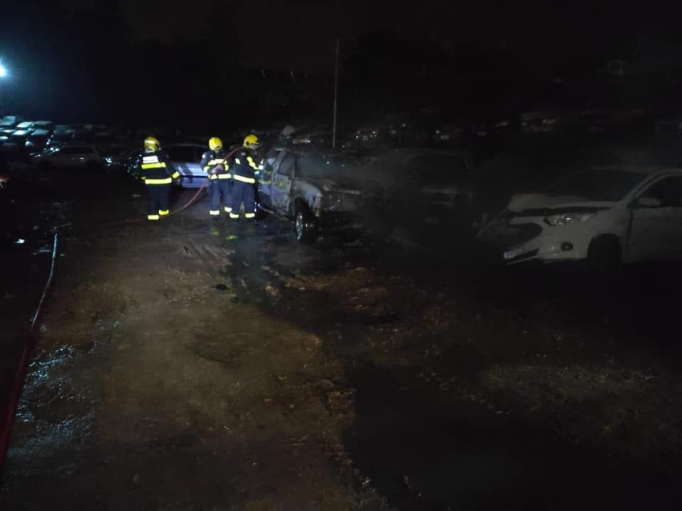 Incêndio destrói veículo no depósito do DETRAN em Bento Gonçalves