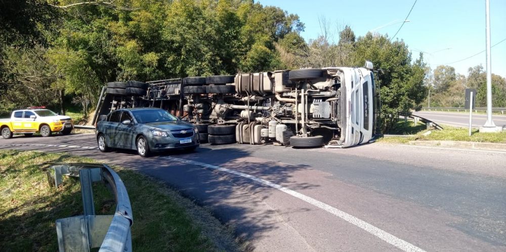 Mais uma carreta tomba no viaduto da RSC 453 com a BR 470 em Garibaldi