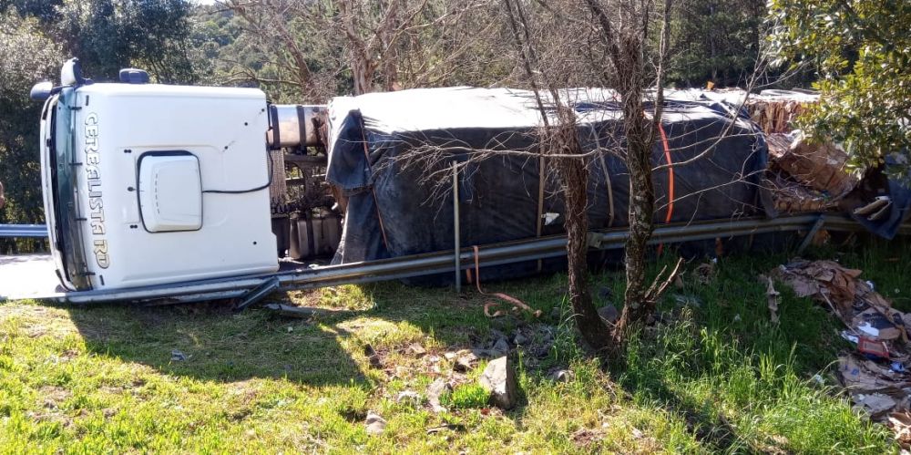 Mais uma carreta tomba no viaduto da RSC 453 com a BR 470 em Garibaldi