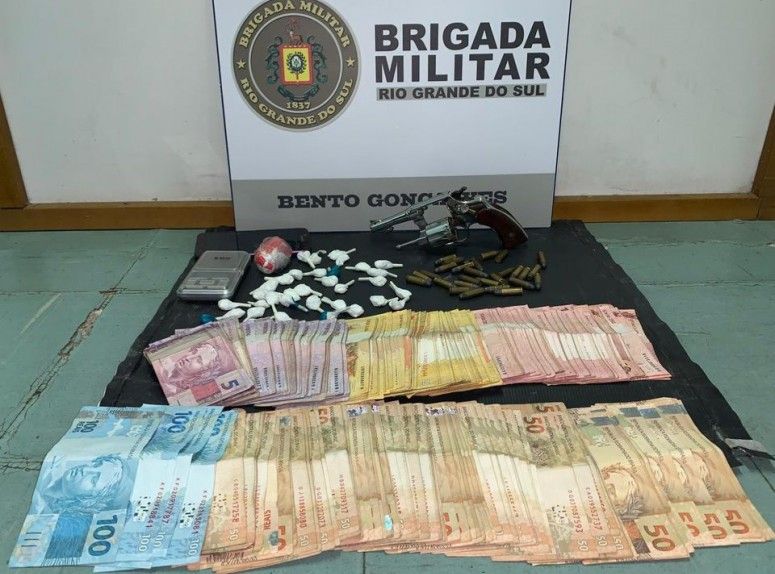 Dupla é presa com droga, arma e mais de R$ 8 mil em Bento Gonçalves