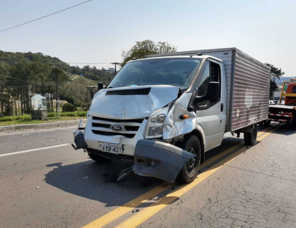 Acidente envolvendo 5 veículos deixa vítima gravemente ferida