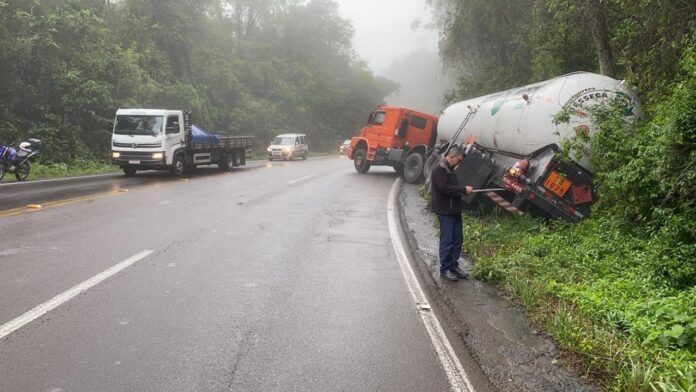 Caminhão de gás sai da pista e bloqueia RS 122