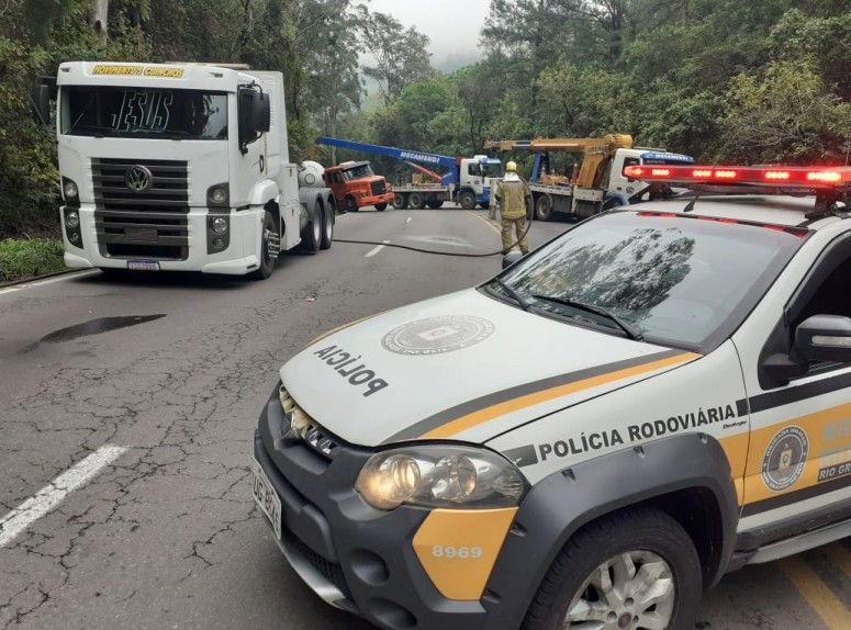 Caminhão de gás sai da pista e bloqueia RS 122