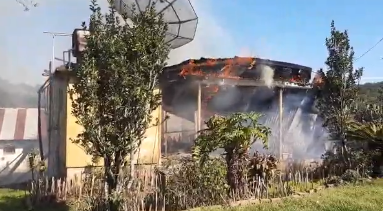 Casa é destruída pelo fogo no interior de Garibaldi