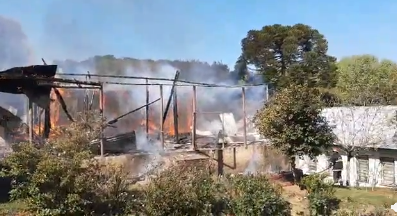 Casa é destruída pelo fogo no interior de Garibaldi