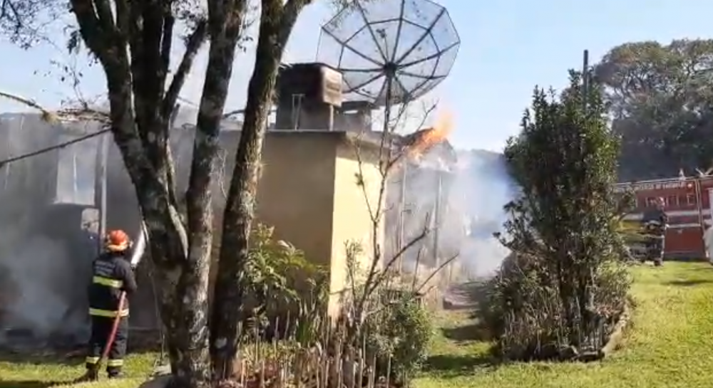 Casa é destruída pelo fogo no interior de Garibaldi