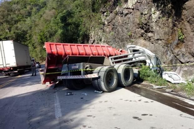 Caminhoneiro morre após acidente na RS- 122