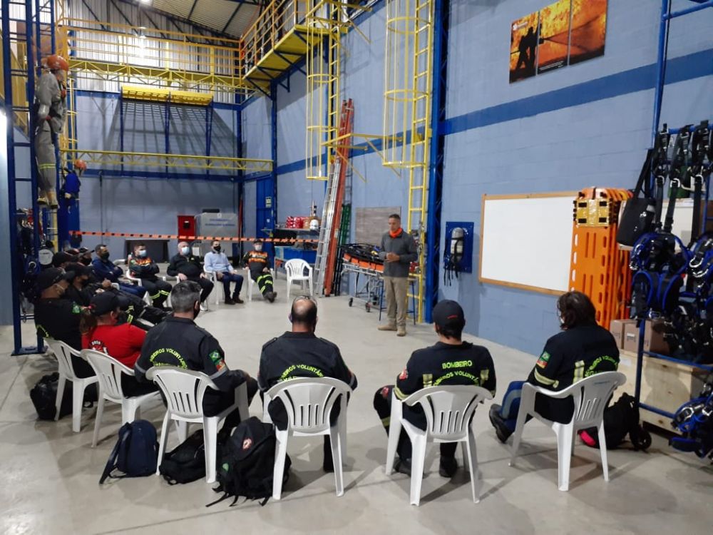 Alunos Bombeiros de Garibaldi fazem treinamento em Carlos Barbosa