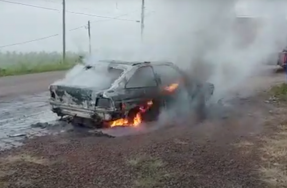 Carro é destruído pelo fogo na VRS- 855 em Pinto Bandeira