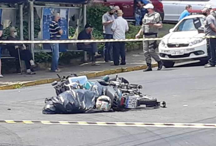 Corpo de motociclista fica cerca de 5 horas aguardando a perícia em Garibaldi