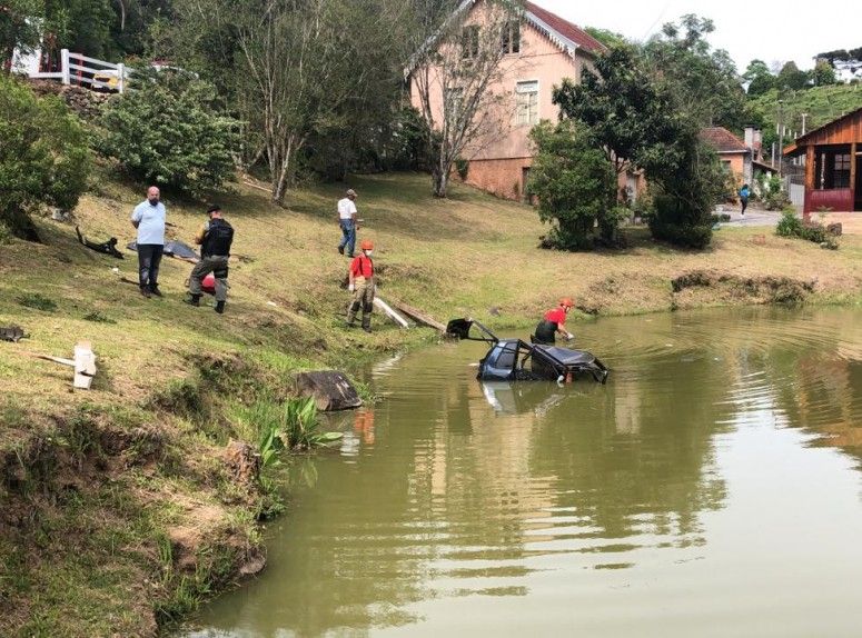 Jovem que morreu após acidente de carro em açude de Farroupilha é identificado