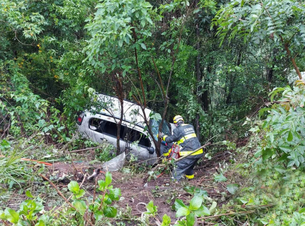 Mulher fica ferida após acidente nas "curvas da morte" em Bento