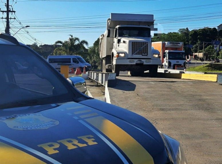 Caminhão com excesso de peso é apreendido em Carlos Barbosa