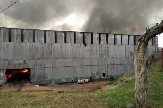 Já dura mais de 35 horas incêndio em Central de Resíduos 