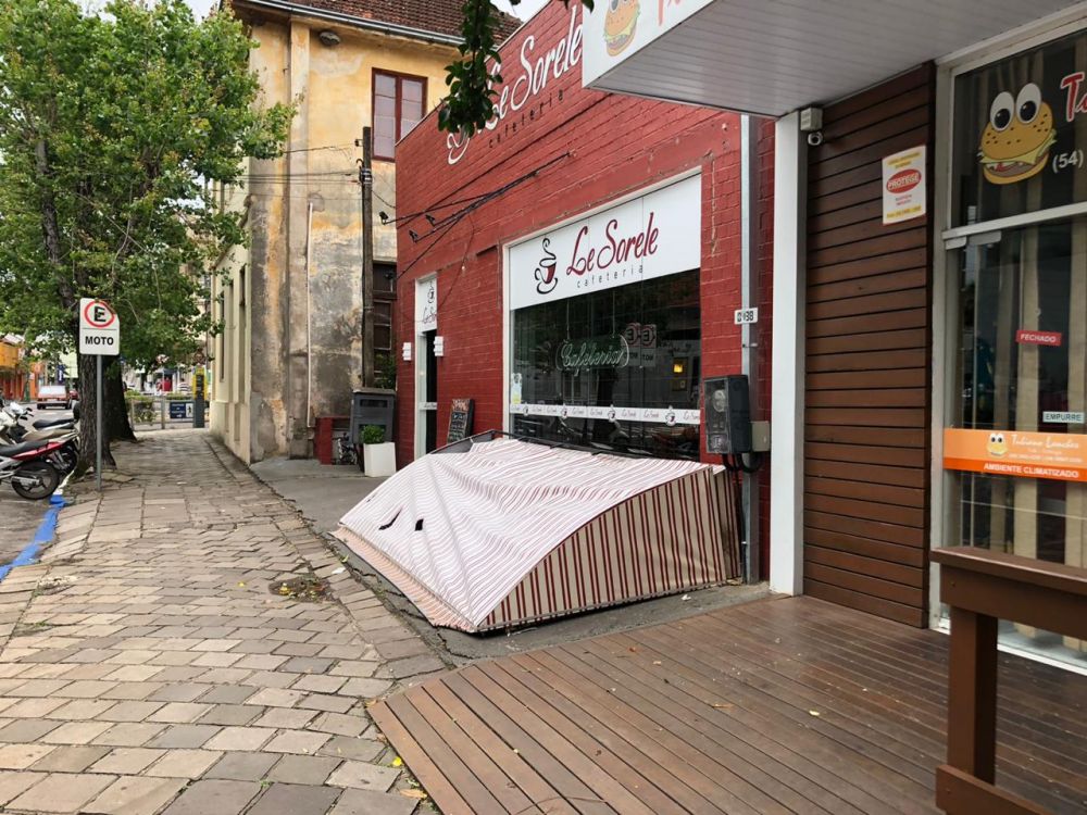 Temporal deixa várias residências sem luz em Garibaldi