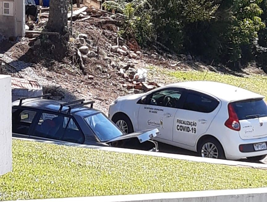 Durante expediente, servidor usa carro da secretaria da saúde para visitar obra