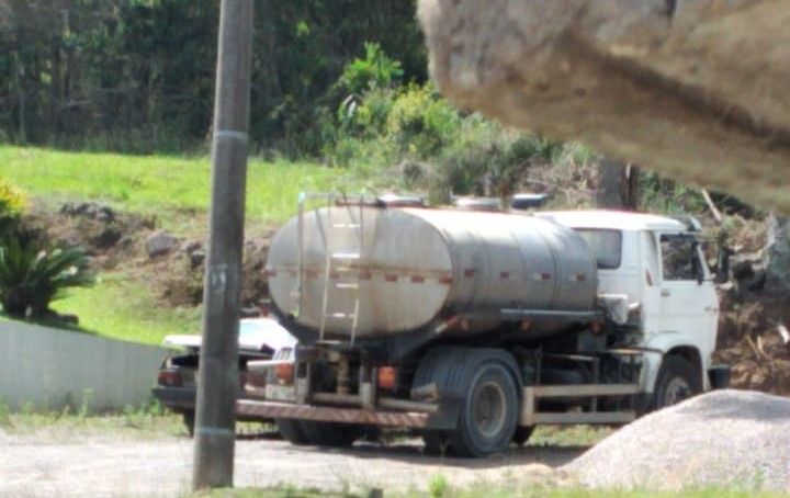 Durante expediente, servidor usa carro da secretaria da saúde para visitar obra