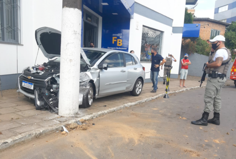 Motorista perde controle e por pouco não entra em ferragem de Carlos Barbosa