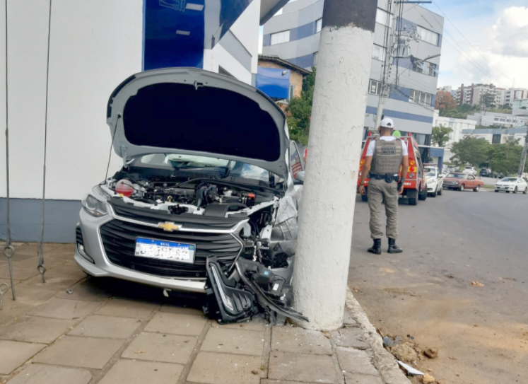 Motorista perde controle e por pouco não entra em ferragem de Carlos Barbosa