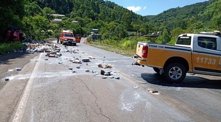 Caminhão carregado de leite tomba e motorista fica preso às ferragens na ERS-446