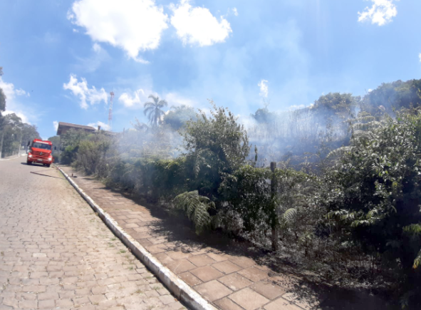 Pelo terceira vez bombeiros são chamados para conter fogo em vegetação