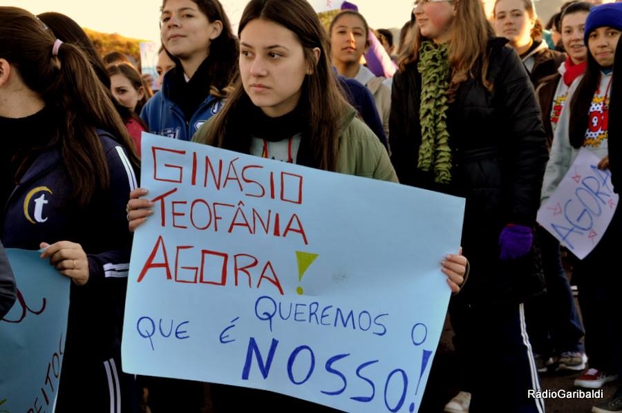 Cerca de 400 alunos da Escola Irmã Teofania vão às ruas protestar contra politicagem no Ginásio da Escola