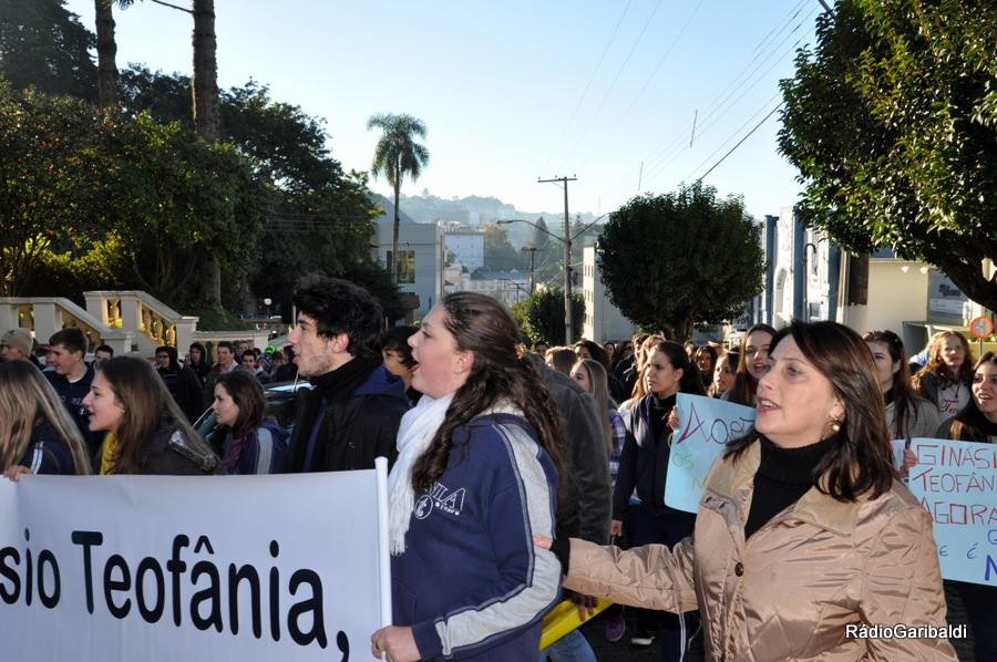 Cerca de 400 alunos da Escola Irmã Teofania vão às ruas protestar contra politicagem no Ginásio da Escola