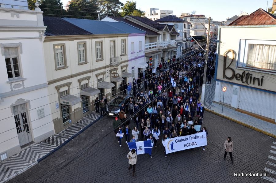 Cerca de 400 alunos da Escola Irmã Teofania vão às ruas protestar contra politicagem no Ginásio da Escola