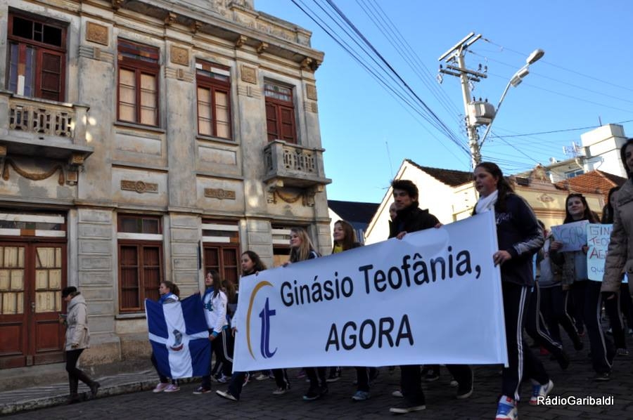 Cerca de 400 alunos da Escola Irmã Teofania vão às ruas protestar contra politicagem no Ginásio da Escola