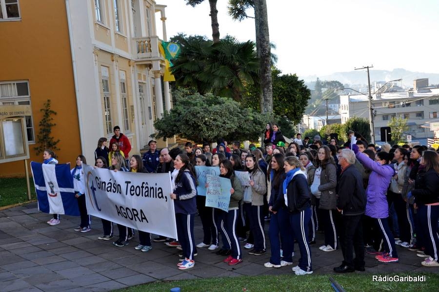Cerca de 400 alunos da Escola Irmã Teofania vão às ruas protestar contra politicagem no Ginásio da Escola