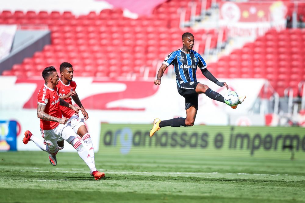 Inter vence o Gre-Nal de virada e segue na liderança do Brasileiro